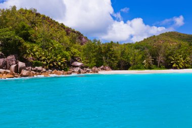 tropik ada praslin Seyşeller kumsalda