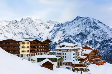 Dağlar kayak merkezi Solden Avusturya