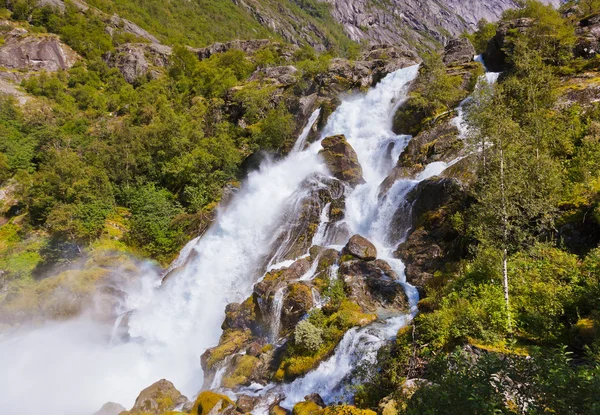 Cascata vicino al ghiacciaio Briksdal - Norvegia — Foto Stock