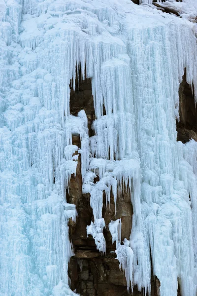 Parede de gelo nas montanhas — Fotografia de Stock
