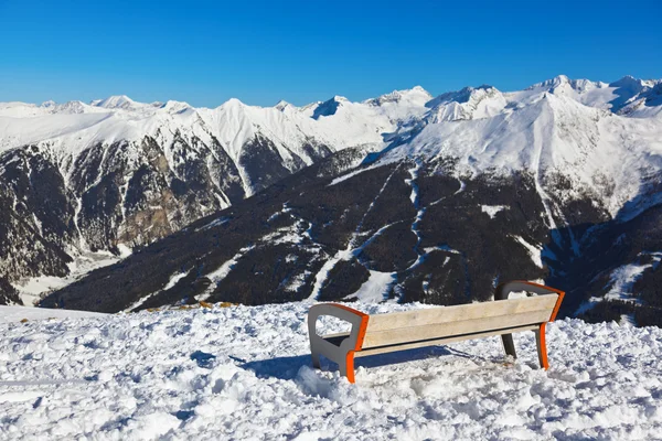 Panchina presso la stazione sciistica di montagna Bad Gastein - Austria — Foto Stock