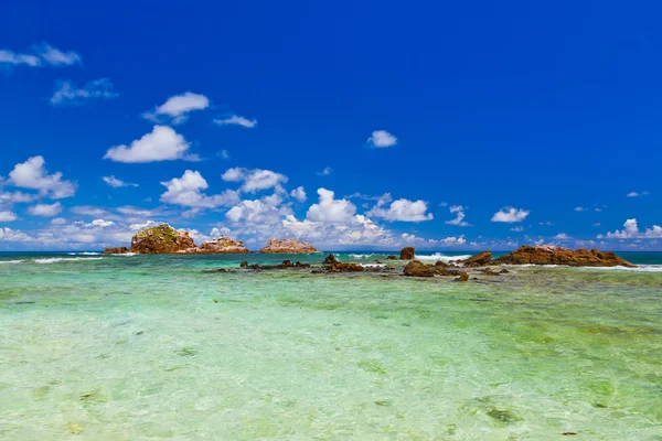 Kameny v oceánu na Seychely — Stock fotografie
