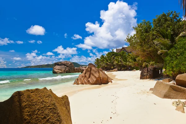 Tropisk strand på Seychellerna — Stockfoto