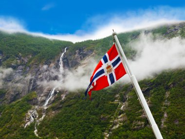 Norveç bayrağı ve şelale