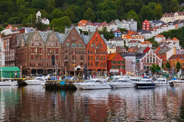 街道在卑尔根-挪威著名 bryggen — 图库照片