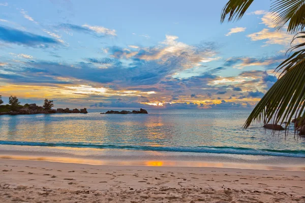 Plage tropicale des Seychelles au coucher du soleil — Photo