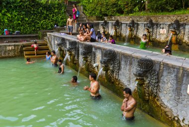 BALI INDONEZYA - 25 Nisan 2016 'da Endonezya' nın Bali Adası 'nda Hot Spring Air Panas Banjar' daki insanlar.