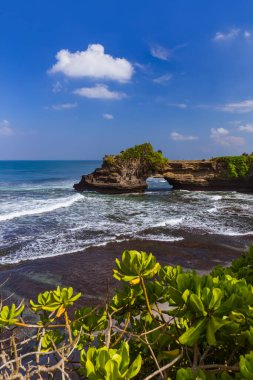 Bali Endonezya 'daki Tanah Lot Tapınağı - doğa ve mimari geçmişi