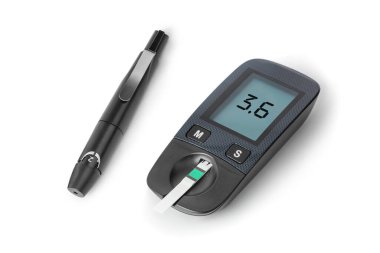 Beyaz zemin üzerinde izole edilmiş kan şekeri glukometresi diyabeti