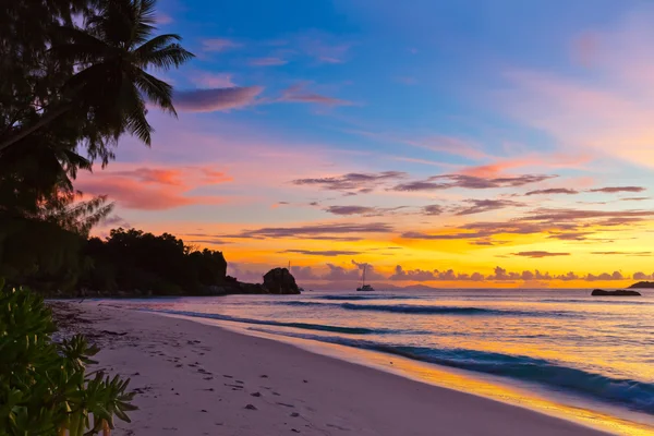 Puesta de sol en la playa tropical - Seychelles —  Fotos de Stock