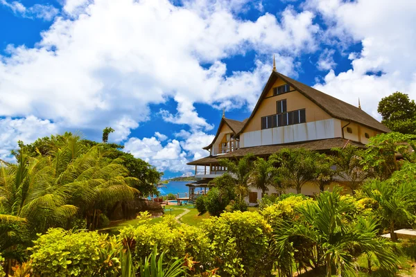 Hotel on tropical beach at Seychelles — Stock Photo, Image