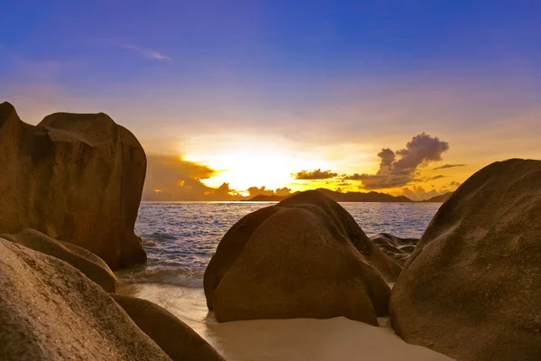 Coucher de soleil sur la plage Source D'Argent aux Seychelles — Photo