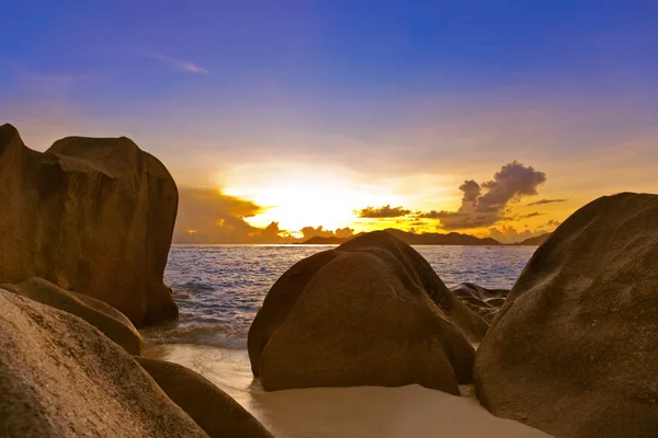 Sonnenuntergang am Strand Source d 'argent auf den Seychellen — Stockfoto