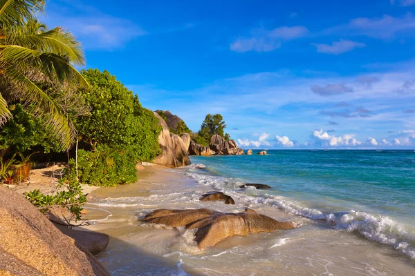 Pôr do sol na praia Fonte D 'Argent em Seychelles — Fotografia de Stock