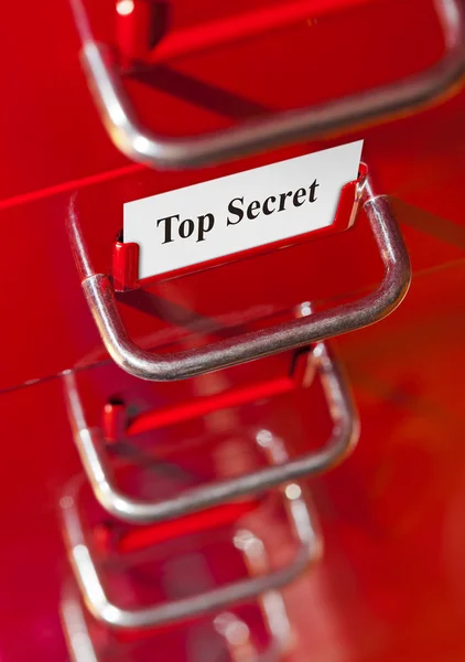 Armário de arquivos vermelho com cartão Top Secret — Fotografia de Stock