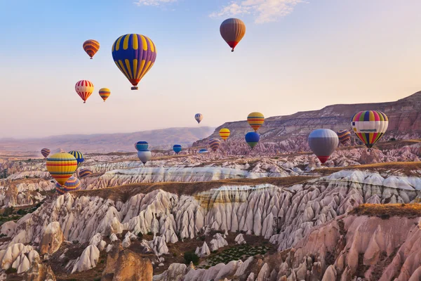 Heißluftballon fliegt über Kappadokien Türkei lizenzfreie Stockbilder