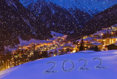 2022 'de dağlarda kar - Solden Avusturya - kutlama arka planı