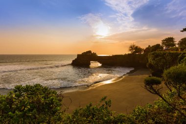 Bali Endonezya 'daki Tanah Lot Tapınağı - doğa ve mimari geçmişi
