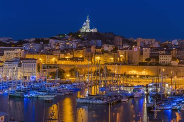 Eski liman ve Notre Dame Basilica - Marseille Fransa - seyahat ve mimari arka plan