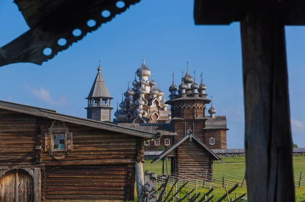 Slavné Dřevěné Budovy Ostrově Kizhi Rusko Architektonické Zázemí — Stock fotografie