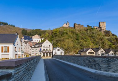 Lüksemburg 'da seyahat geçmişi var.