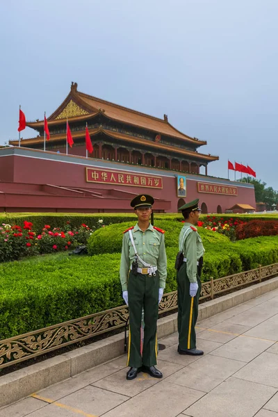 Beijing China May 2018 Policeman Mao Tse Tung Tiananmen Gate — Stock Photo, Image