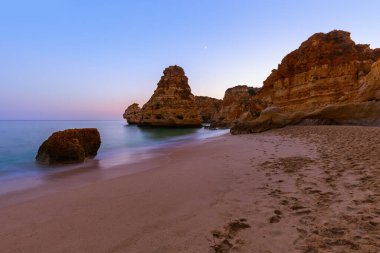 Albufeira yakınlarındaki sahil - Portekiz 'in Algarve bölgesi