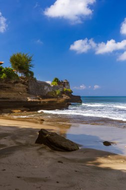 Bali Endonezya 'daki Tanah Lot Tapınağı - doğa ve mimari geçmişi