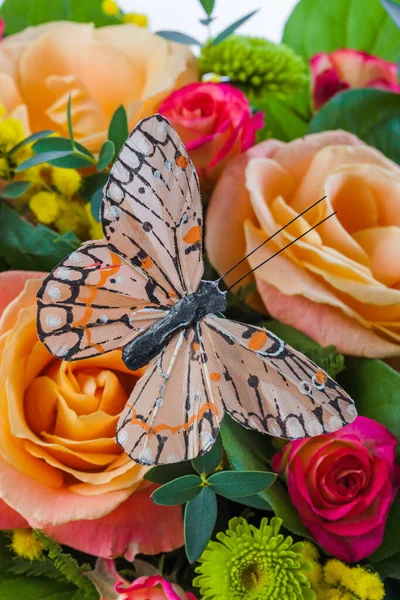 Blumenstrauß Und Schmetterling Floraler Hintergrund Stockbild