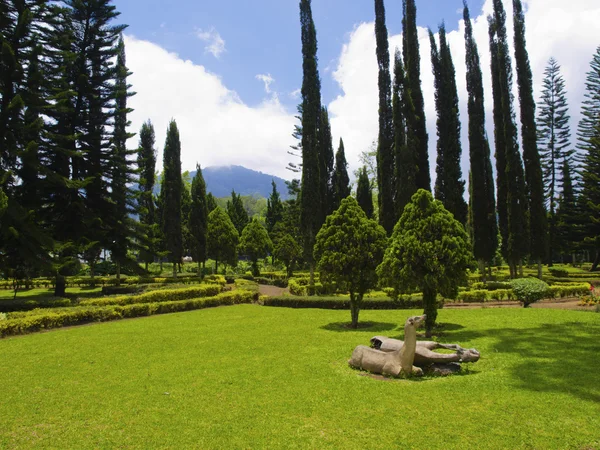 ULUN danau Tapınağı Bahçe peyzaj — Stok fotoğraf