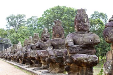 Angkor Thom (eski kraliyet şehir) giriş köprü dem sıra ile
