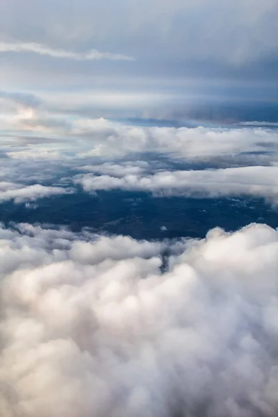 Cloudscape fundo vertical com nuvens amontoadas . — Fotografia de Stock