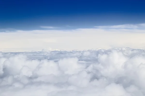 堆云与上面的天空背景的蓝色天空. — 图库照片