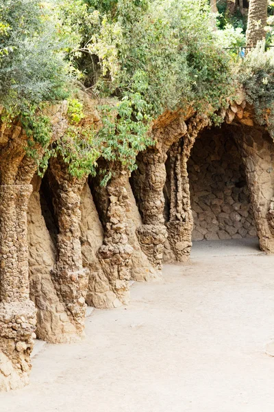 Camino columnata de piedra del Parque Güell de Barcelona. España . —  Fotos de Stock