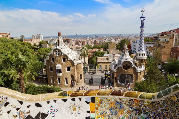 Barselona'nın park guell giriş pavyonlar güneşli bir gün. İspanya.