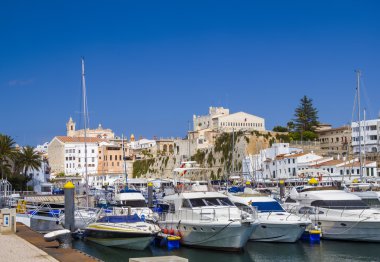 eski ciutadella kasaba limanda güneşli bir gün. Menorca, İspanya.