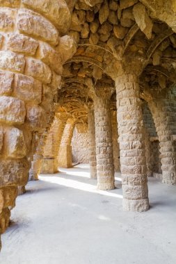 ünlü taş colonnade parc guell, Barselona, İspanya.