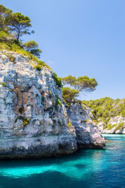 Menorca kayalık sahil sahne mediterranea turkuaz su ile