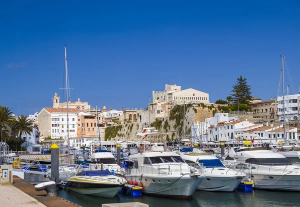 Régi ciutadella város kikötő a napsütésben. Menorca, Spanyolország. — Stock Fotó
