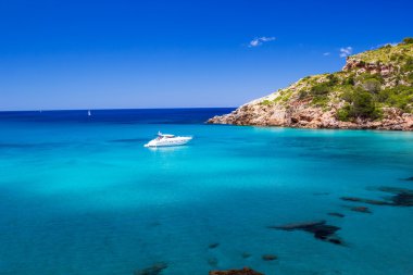 Cala de algariens deniz manzarası içinde güneşli gün, menorca, İspanya.