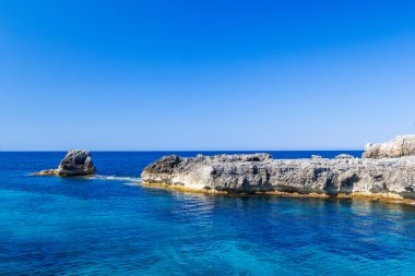 Akdeniz manzarası olan kayalıklarla adasının menorca, İspanya.