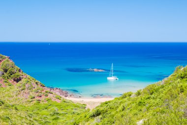 Cala del pilar plaj sahne güneşli gün içinde menorca, İspanya.
