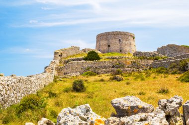 Torre d'en penjat kale manzarası, menorca, İspanya ilgisiz