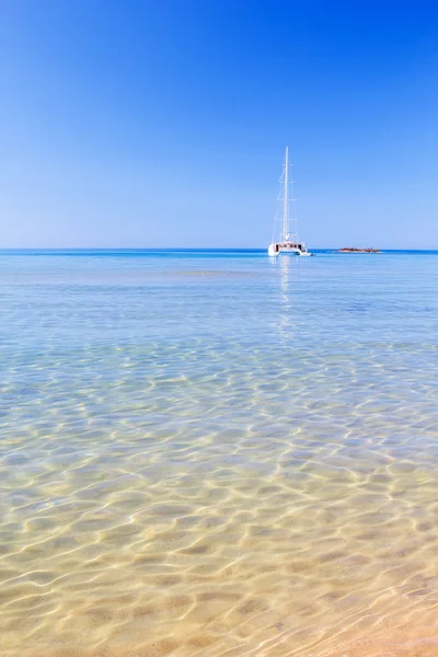 Vista sobre el mar Mediterráneo desde la playa de Cala del Pilar en Menorca , — Foto de Stock