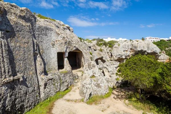 Cala morell nekropolisz barlangok napsütéses napon, menorca, Spanyolország. — Stock Fotó