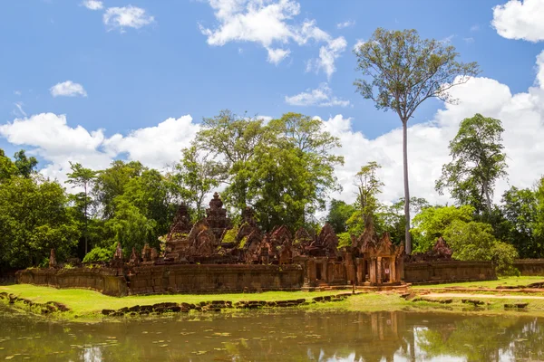 Templo de Banteay Srei en día soleado, Siem Reap, Camboya . —  Fotos de Stock