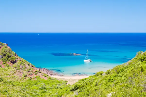 Cala del Pilar paisaje de playa en día soleado en Menorca, España . — Foto de Stock