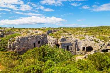Cala morell nekropol güneşli bir günde menorca, İspanya mağaralar..