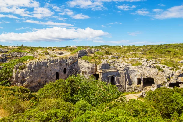 Grottes de la nécropole de Cala Morell dans une journée ensoleillée à Minorque, Espagne . — Photo