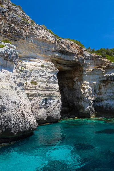 Kalóz parti szikla barlang: menorca island, Spanyolország. — Stock Fotó